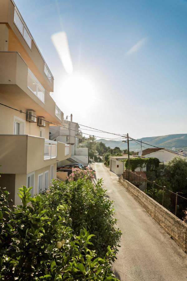 Apartment With Terrace And Sea View - Lucic Trogir Eksteriør bilde