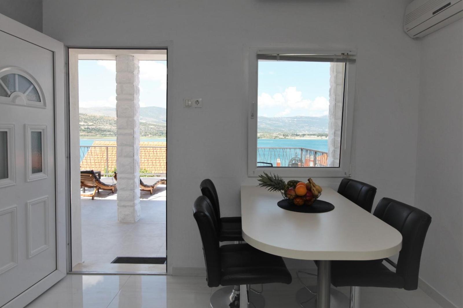 Apartment With Terrace And Sea View - Lucic Trogir Eksteriør bilde
