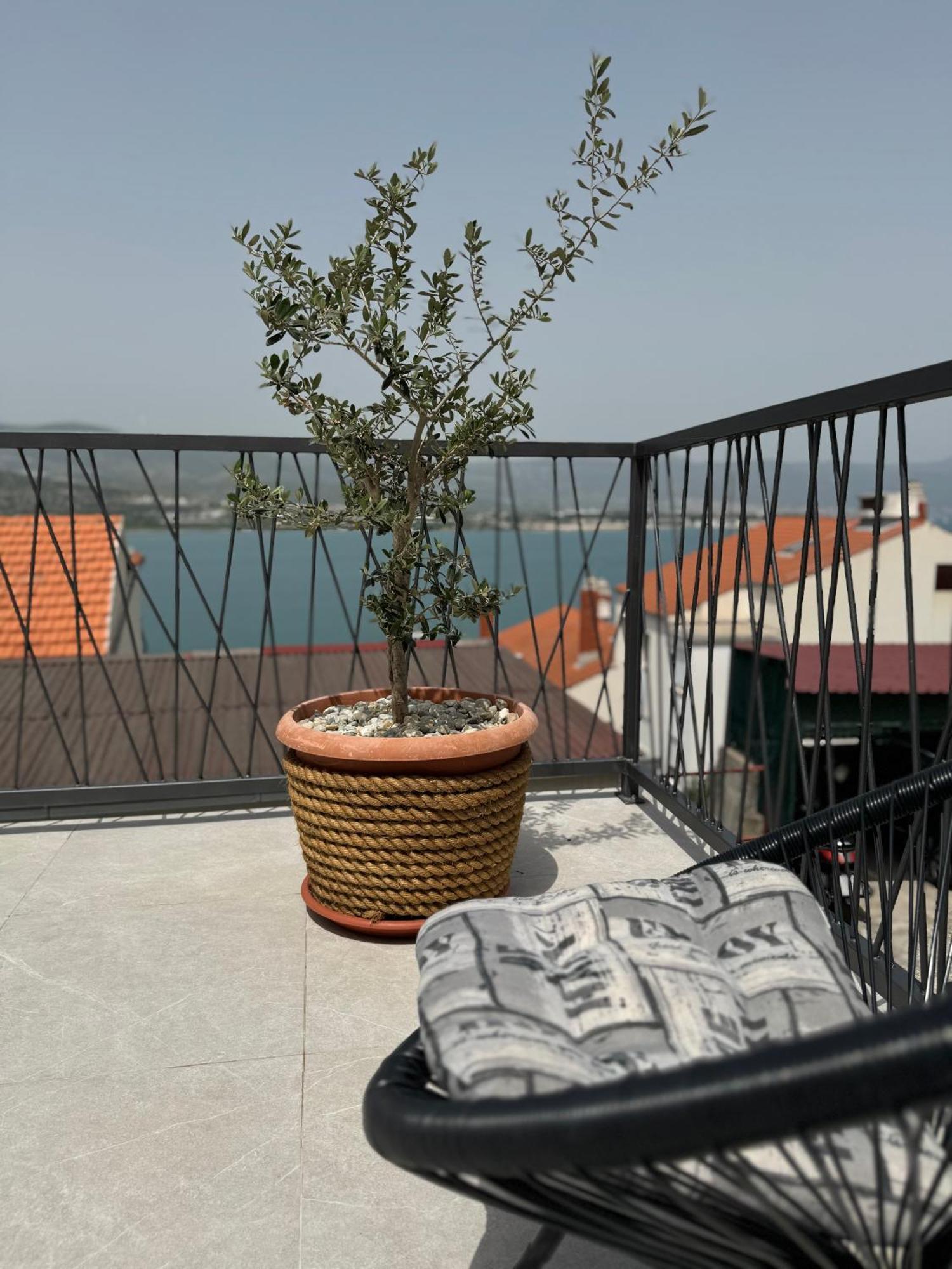 Apartment With Terrace And Sea View - Lucic Trogir Eksteriør bilde